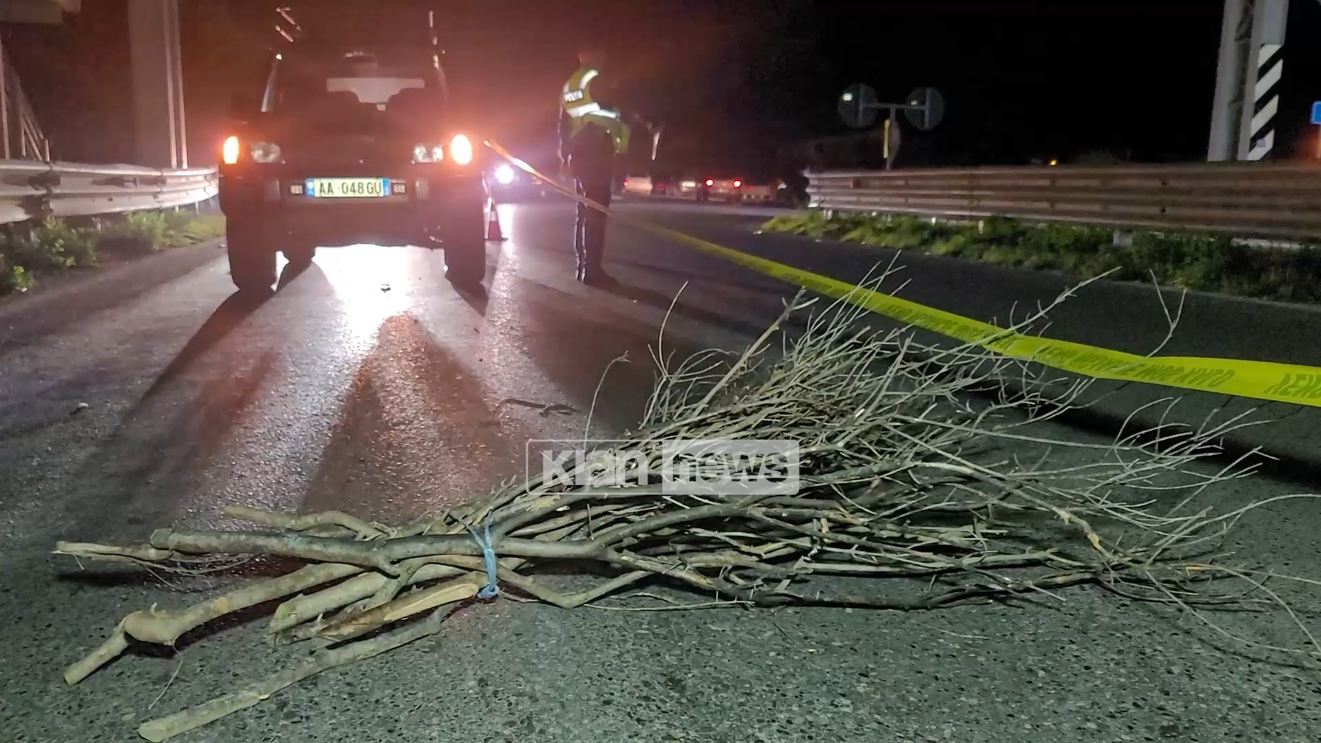 Me një tufë dru në shpinë tentoi të kalonte në autostradë, vdes tragjikisht i moshuari