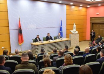EMRI/ Zëvendësoi Ardi Veliun, ministri Balla prezanton kreun e ri të AMP: Të çojmë përpara vetëpastrimin e Policisë