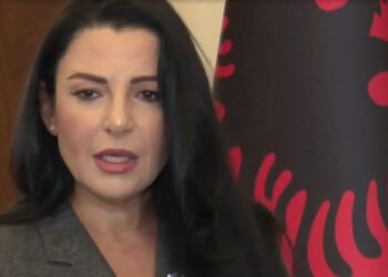 “Çdo ditë me tym në ngjyrë tjetër”, Balluku ironizon opozitën: Janë vokalë, prezentë…