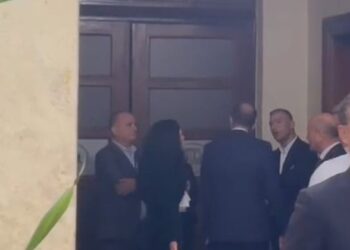 VIDEO/ Dhuna, Bardhi hap me forcë sallën në Kuvend, ndërsa OSBE po zhvillonte takim