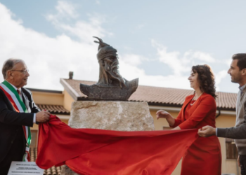 FOTO/ Mbrojtja e trashëgimisë kulturore, Lorik Cana përuron statujën e Skënderbeut në fshatin arbëresh të Italisë