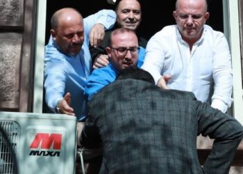 FOTOLAJM / Flamur Noka hyri nga kangjellat, por më pas doli që të futej nga dritarja