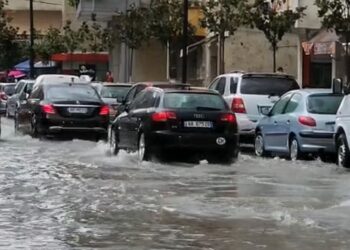 Reshje të dendura shiu, ndërpritet energjia në disa zona të Fierit