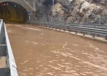 Stuhia e shiut bllokon Rrugën e Arbrit, uji përmbyt tunelet bashkë me urën