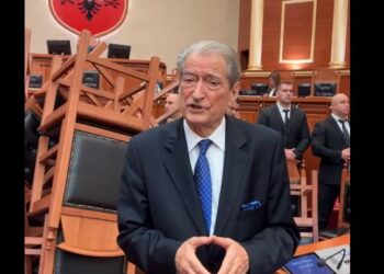 VIDEO! “Rithemelimi” përmbys sërish karriget, Berisha mban fjalim në Facebook, Garda mbron rreshtin e ministrave