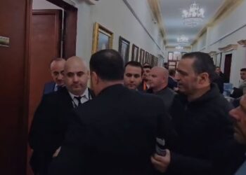 VIDEO / Sherr mes demokratëve në Kuvend, Dash Sula godet Çollakun: O langaraq, e ke dh* po boll…