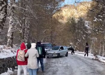 Akulli në rrugët e Dardhës shkakton probleme me qarkullimin, bllokohen turistët