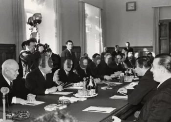 “Nesër, Enveri do të dërgojë edhe shoferin”- Si u nevrikos Hurshovi kur pa Ramiz Alinë në mbledhjen e Traktatit të Varshavës