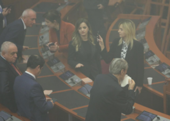 Zbardhet vendimi për 3 ligjvënësit e opozitës: Korreshi i mori flakadanët në çantat e dy zonjave deputete. 10 ditë të përjashtuar…!