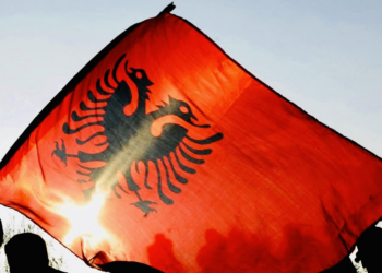 Shqipëria feston 111-vjetorin e shpalljes së pavarësisë, mbahet sot “Parada e Shqiptarëve”