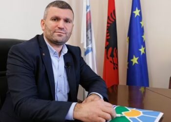 “S’do paguajnë taksa”/ Plani i kryebashkiakut të Kukësit për të rikthyer të rinjtë nga Britania e Madhe