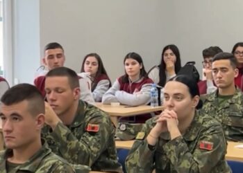 “Open Day”, nxënësit ekselentë të Gjimnazit “Ismail Qemali” vizitë në Ministrinë e Mbrojtjes