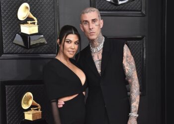 Kourtney Kardashian dhe Travis Barker bëhen prindër