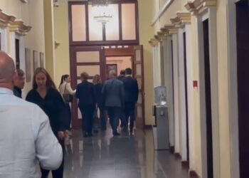 Ndërpritet Komisioni i Ekonomisë, deputetët e Berishës bllokojnë sallat: Ka byrek atje, shkoni te Luli