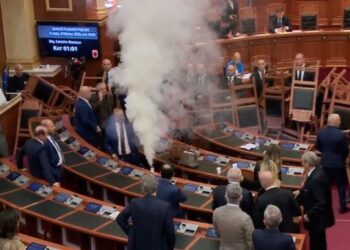 Zbardhet vendimi për 3 ligjvënësit e opozitës: Korreshi i mori flakadanët në çantat e dy zonjave deputete. 10 ditë të përjashtuar…!