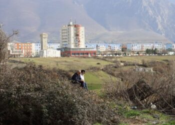 “Vend i shkëlqyer për të bërë para”/ Media britanike: Qyteti fantazmë shqiptar ku të rinjtë dynden në Angli
