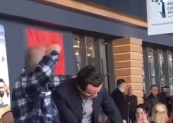 VIDEO/ Albin Kurti përshëndetet me grusht nga mbështetësi: Parti Enver, jemi gati kurdoherë…!