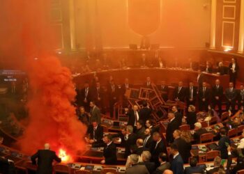 EMRAT/ Tensionet në Kuvend, Sekretariati i Etikës përjashton për 10 ditë katër deputetë të opozitës. ‘Falen’ dy gratë…!