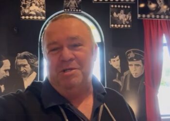 VIDEO/ Ndarja nga jeta e Zef Dedës, Gjergj Luca: O mik t’u prehtë shpirti në paqe. Një nga gjigantët e skenës po na sheh nga qielli