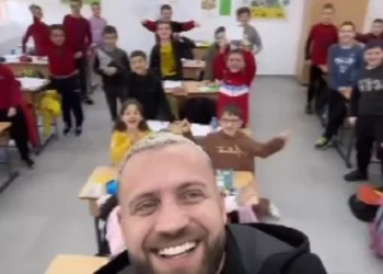VIDEO/ Luizi mban premtimin e dhënë Veliajt, shkon të takojë nxënësit e shkollës së re “Lekë Gjiknuri”