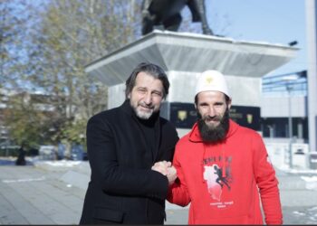 FOTOT/ “Jemi Një”, maratonomaku shqiptar niset nga Prishtina në Tiranë për 28 Nëntorin
