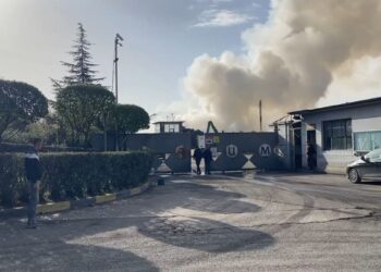 ‘Tym i bardhë’ nga Metalurgjiku në Elbasan, drejt shuarjes zjarri i rënë të hënën