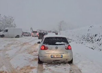 Moti i keq/ Rihapet aksi Peshkopi-Maqellarë, fillon lëvizja e automjeteve