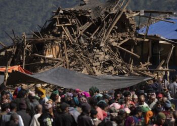 Të paktën 157 të vdekur dhe 184 të plagosur nga një tërmet shkatërrues në Nepal