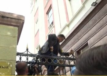 VIDEO/ Flamur Noka, si Selam Musai: Rrjeti, humor me deputetët që hyjnë nga kangjellat e dritarja
