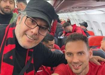 FOTO/ Paloka shfaqet në avionin e kuqezinjve si militant i Saliut, i ‘rrëmben’ një foto Etrit Berishës: Dhe te Kombëtarja, zgjodha Berishën
