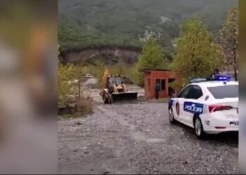 VIDEO/ U bllokuan prej motit të keq, dalin pamjet kur nxirren 23 turistët te banjat e Bënjës