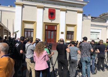 Garda i pengoi gjatë punës para Kuvendit, gazetarët letër Nikollës dhe Ballës: Ndërhyni për të…