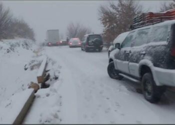 Trashësia e dëborës bllokon Bypass-in e Qafë Murrizit, policia apel shoferëve: Përdorni gomat  e dimrit