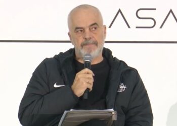“Nisën sms-të anonime”/ Rama: S’duhet të mërziteni pse merren në punë demokratët. Jemi partia e të gjitha anëve