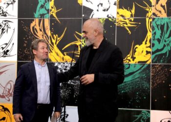 “Larg oborrit të pushtetit”/ Rama batuta me piktorin Luca: Artistët mund të vijnë këtu të bëjnë dhe protesta kundër qeverisë, sallën e marrin pa qira