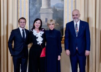 Paris/ Rama ndan videon, krah bashkëshortes në darkën zyrtare me Presidentin Macron