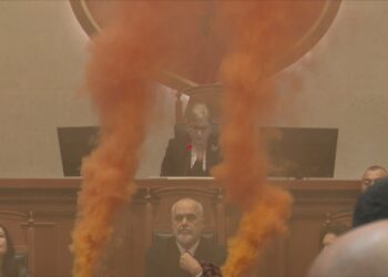 Tensionet në Kuvend, ambasada SHBA “e shqetësuar”: Një parlament funksional dhe dialogu…!