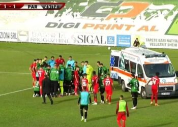 Vdekja e futbollistit në fushë, mjeku: Dyshohet të ketë hequr defibrilatorin nga zemra