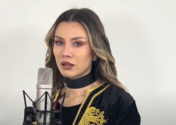 VIDEO/ Këngëtarja rumune këndon ‘Mora fjalë’