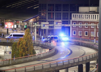Panik te qytetarët! Të shtëna me armë dhe bomba molotov në aeroportin e Hamburgut