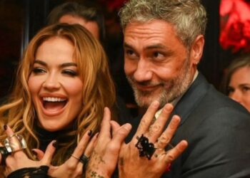 (Video) Ju deshën vetëm dy ditë që bashkëshorti i Rita Orës, Taika Waititi, të mësonte vallen shqip!