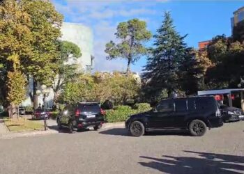 VIDEO/ Rama mbërrin në Kuvend, Berisha batuta me gazetarët ndërsa kalon eskorta