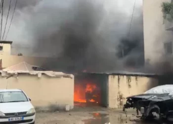 Zjarr pranë sheshit të Flamurit në Vlorë, tymi përfshin qytetin