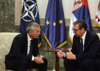 Stoltenberg takon Vuçiçin në Beograd: Prania e ushtrisë serbe pranë Kosovës s’i ndihmon situatës