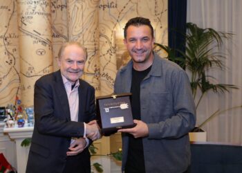 Veliaj i jep “Çelësin e Qytetit” studiuesit britanik: Falë jush, Tirana sot një prej destinacioneve më të pëlqyera nga turistët në Europë