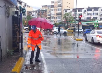 FOTOT/ Tirana i rikthehet normalitetit, punonjësit e Bashkisë në terren
