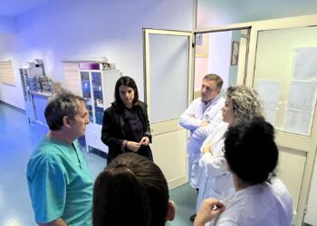 Foshnja e braktisur në Yzberisht, ministrja e Shëndetësisë e viziton në maternitet