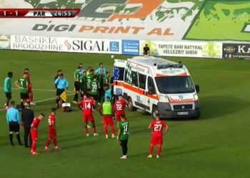 VIDEO/ E frikshme në Rrogozhinë, Dwamena rrëzohet pa ndjenja në fushë, niset me urgjencë drejt Tiranës