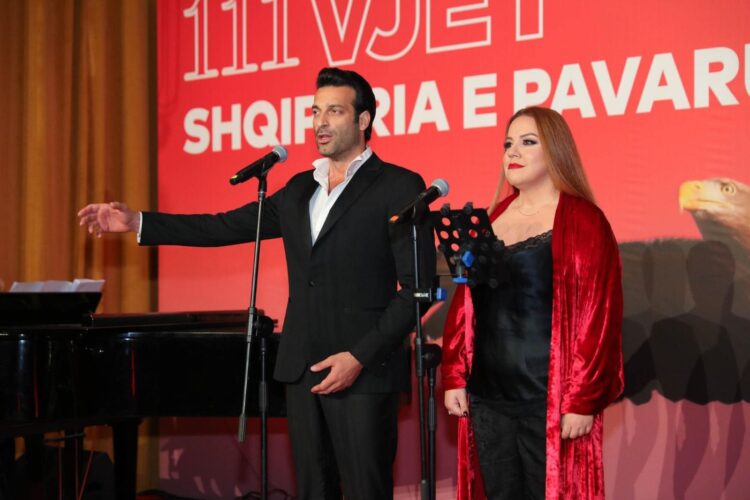 FOTOT/ Nga Ermal Meta e Mentor Haziri, VIP-at që morën pjesë në pritjen e Pavarësisë