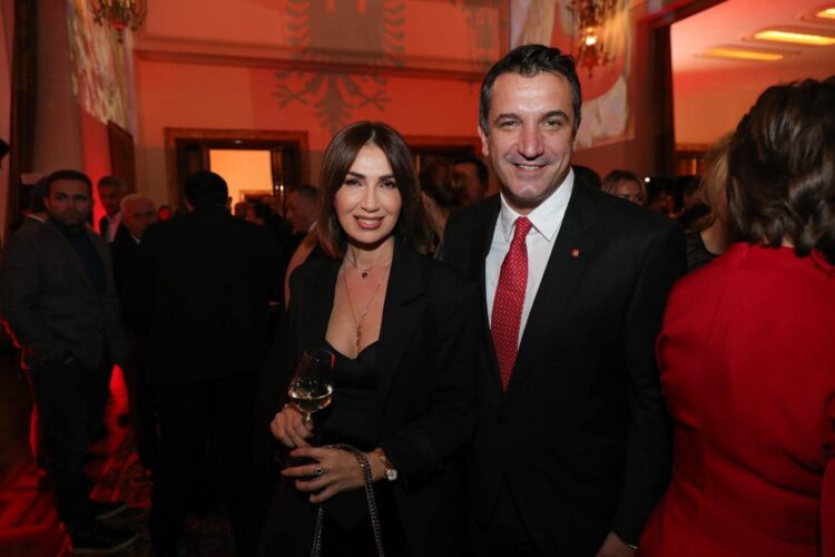 FOTOT/ Nga Ermal Meta e Mentor Haziri, VIP-at që morën pjesë në pritjen e Pavarësisë